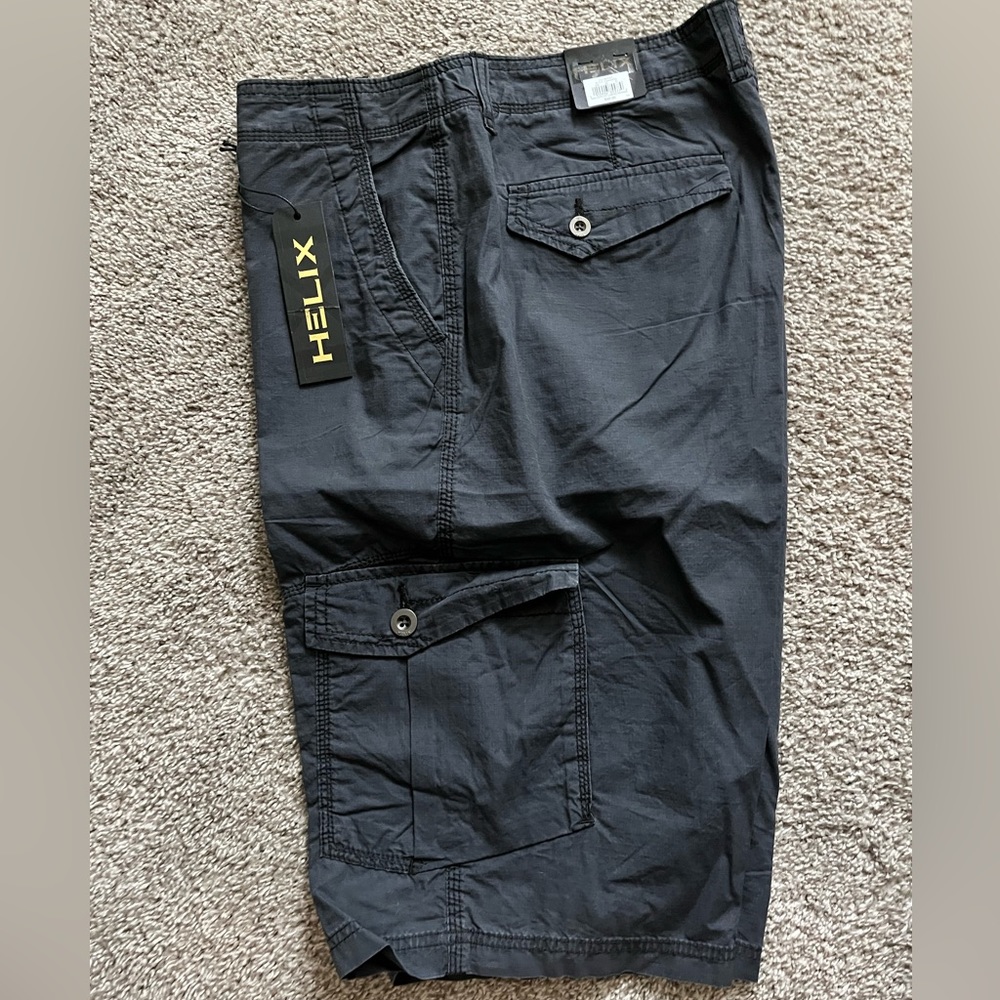 NWT- men’s cargo shorts size 36